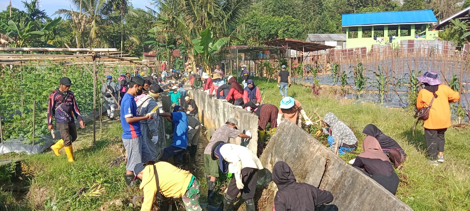 Kerja Bakti Rutin Warga RT 37